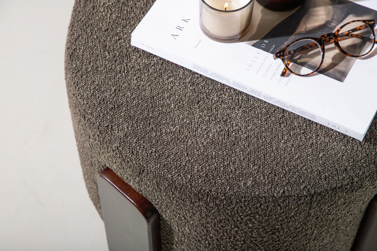 Beistellhocker Carmelo – Runder Hocker in Bouclé Anthrazit (Ø 50 cm)