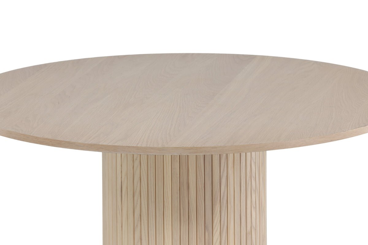 Esstisch Nuvani - mit robusten Gestell im gerippten Design