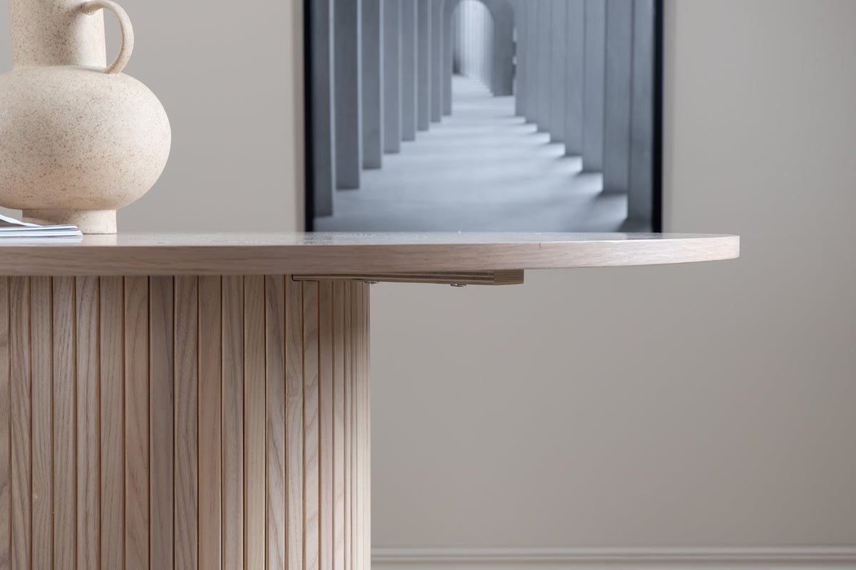 Esstisch Nuvani - mit robusten Gestell im gerippten Design