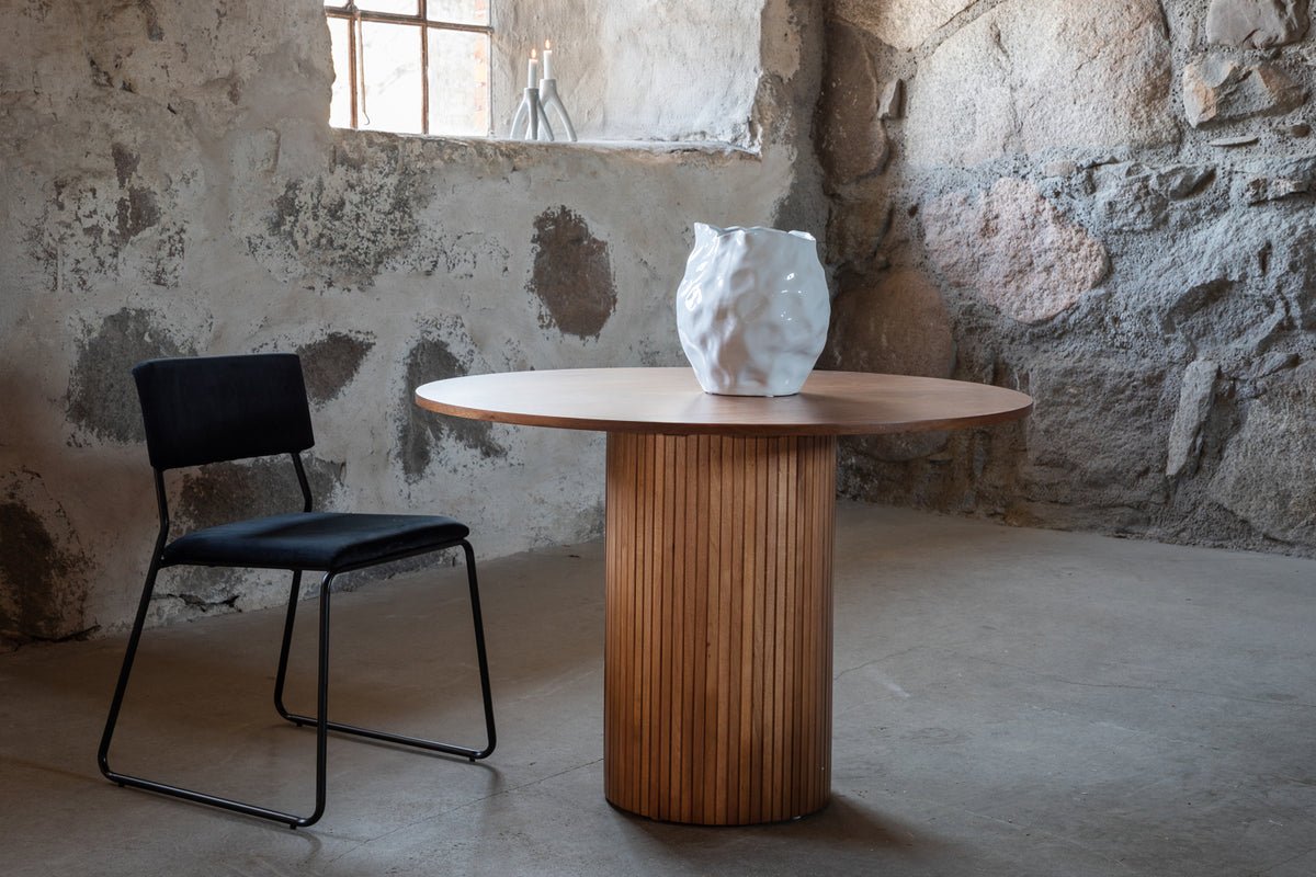 Esstisch Nuvani - mit robusten Gestell im gerippten Design
