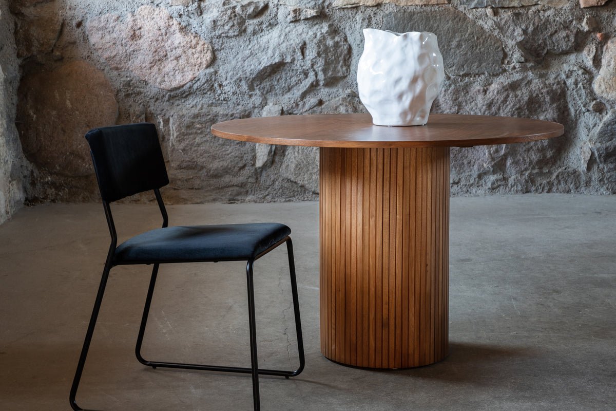 Esstisch Nuvani - mit robusten Gestell im gerippten Design