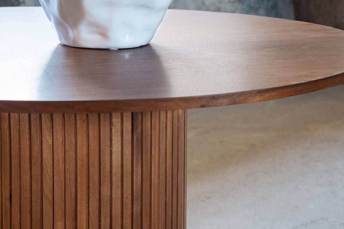 Esstisch Nuvani - mit robusten Gestell im gerippten Design