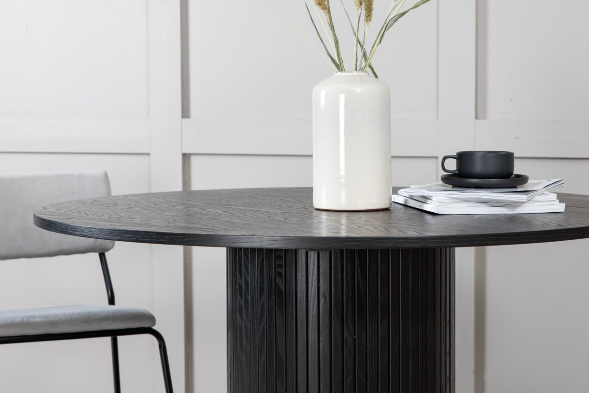 Esstisch Nuvani - mit robusten Gestell im gerippten Design