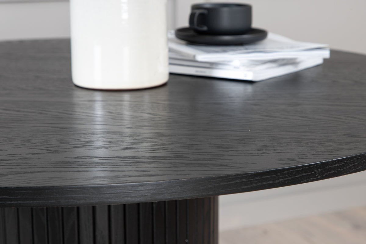 Esstisch Nuvani - mit robusten Gestell im gerippten Design