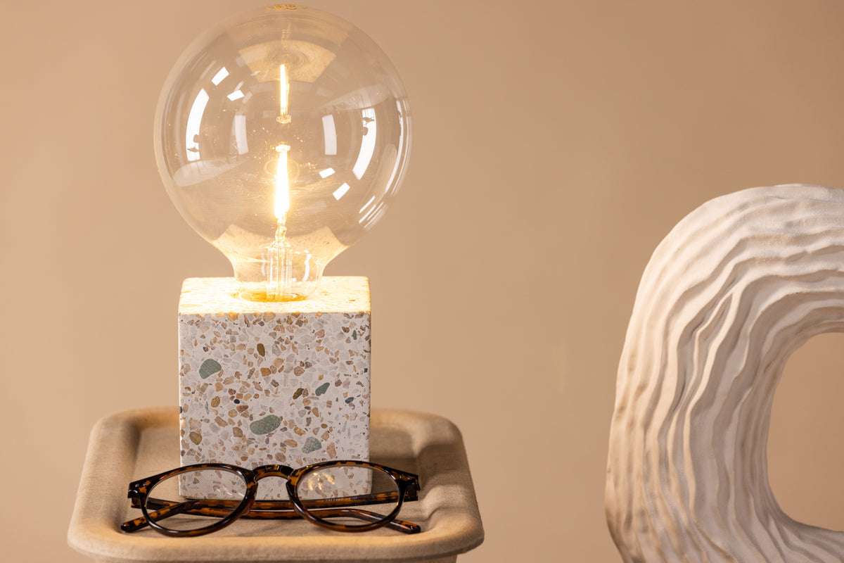 Tischlampe „Ricardo“ – Nordisches Design mit Terrazzo-Sockel in Würfelform