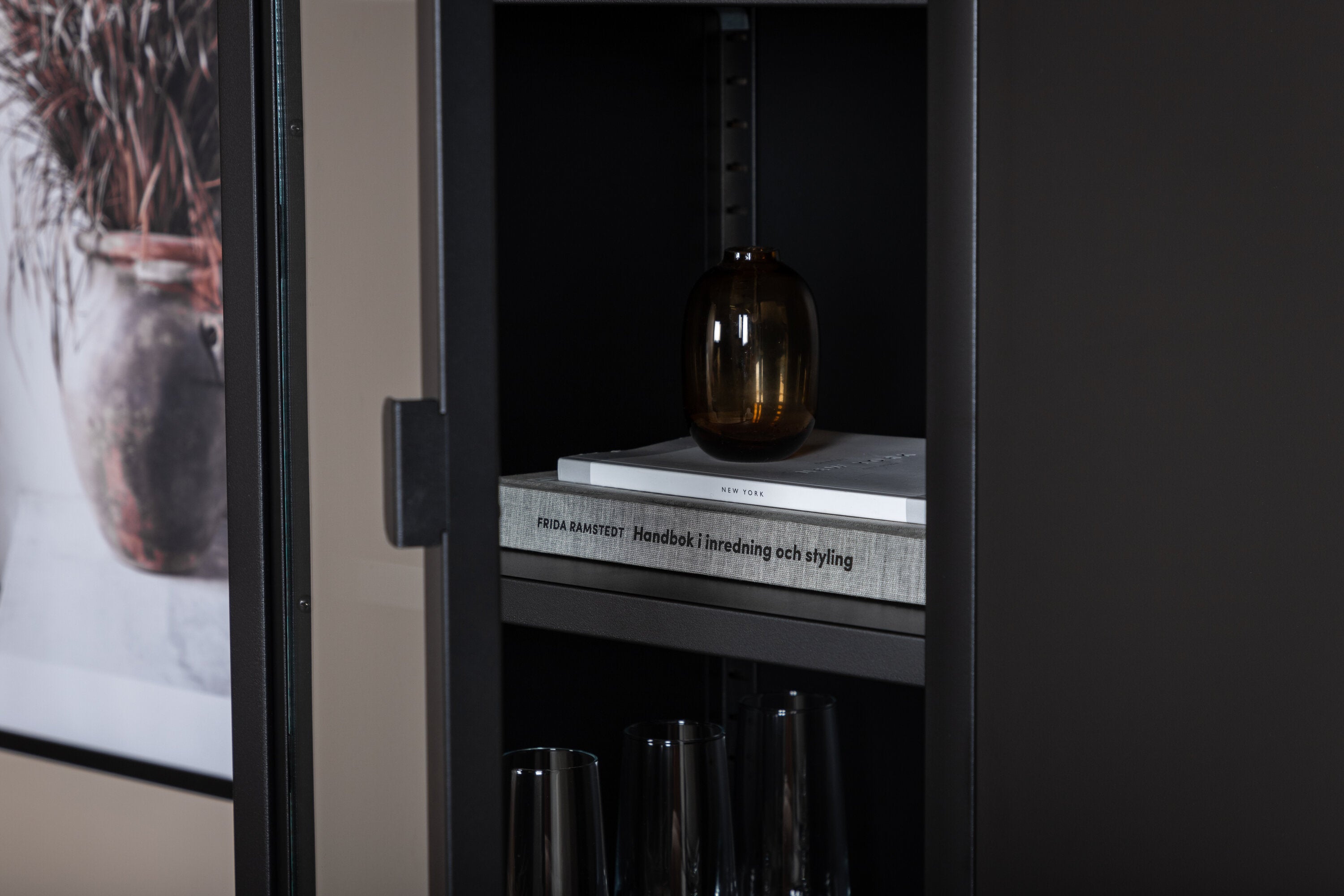 Vitrine Tero - in Schwarz mit Glasfront