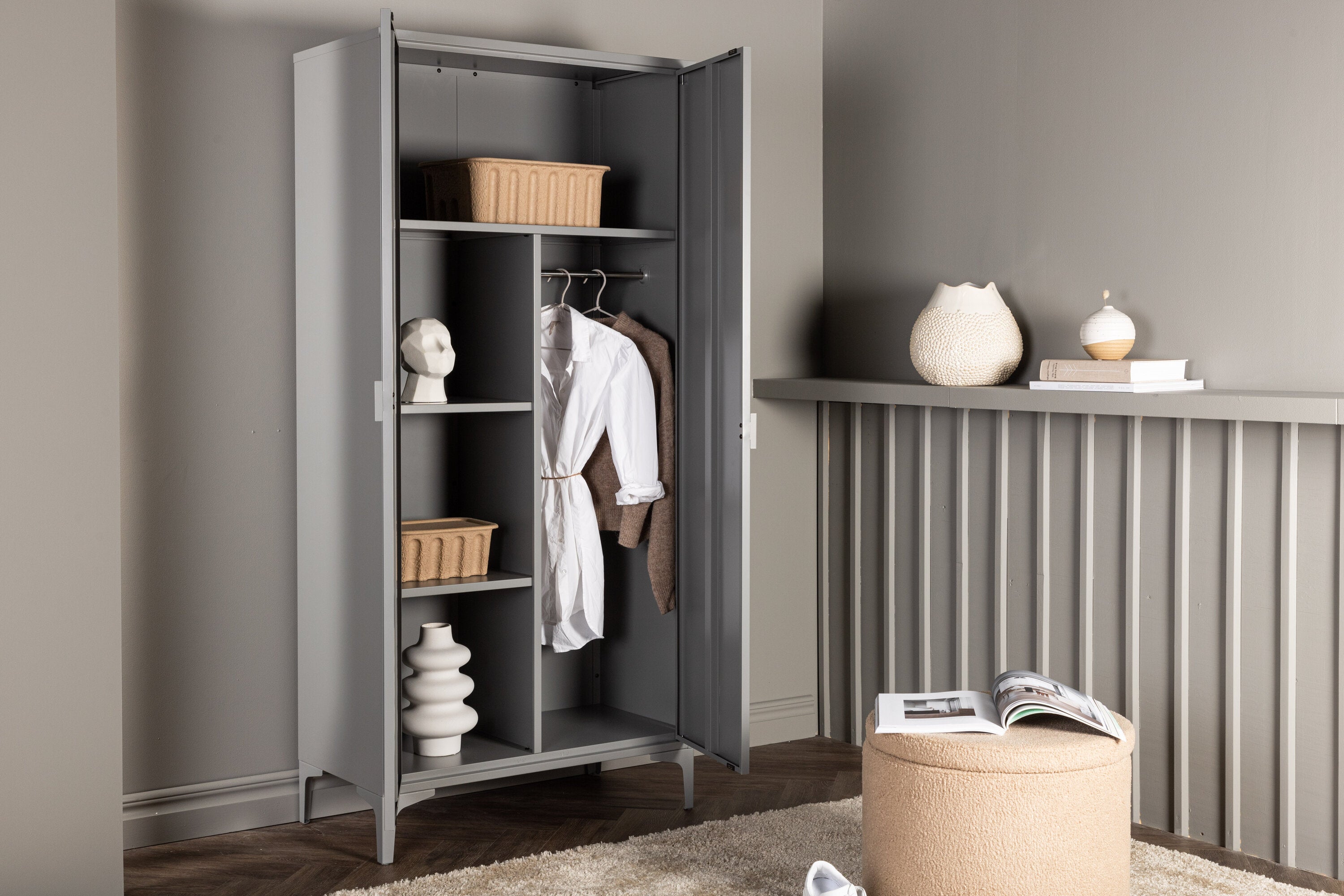 Designer Schrank Piring - in schlichtem Grau