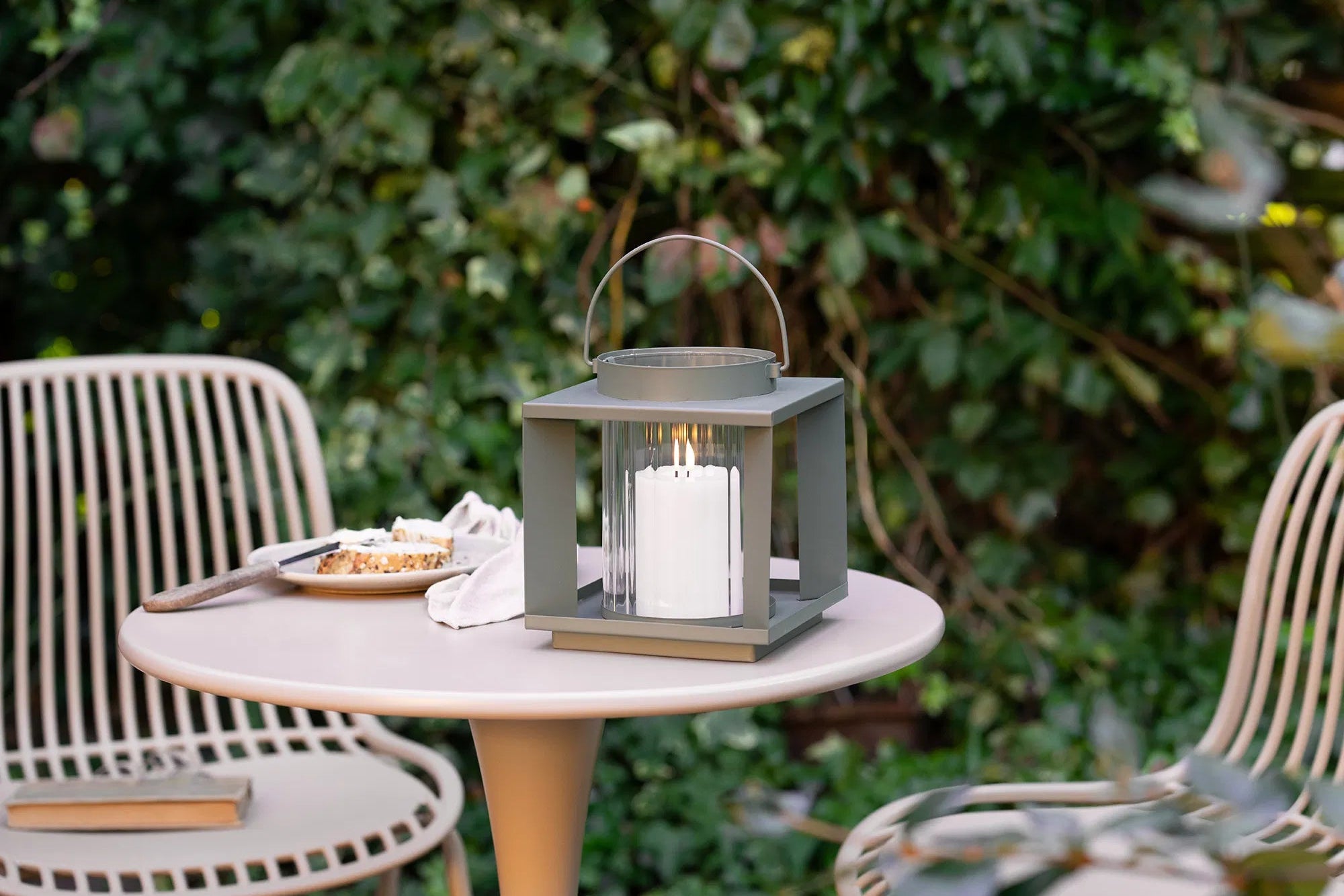 Kerzenlaterne Eirnova – aus Metall und Glas gefertigt