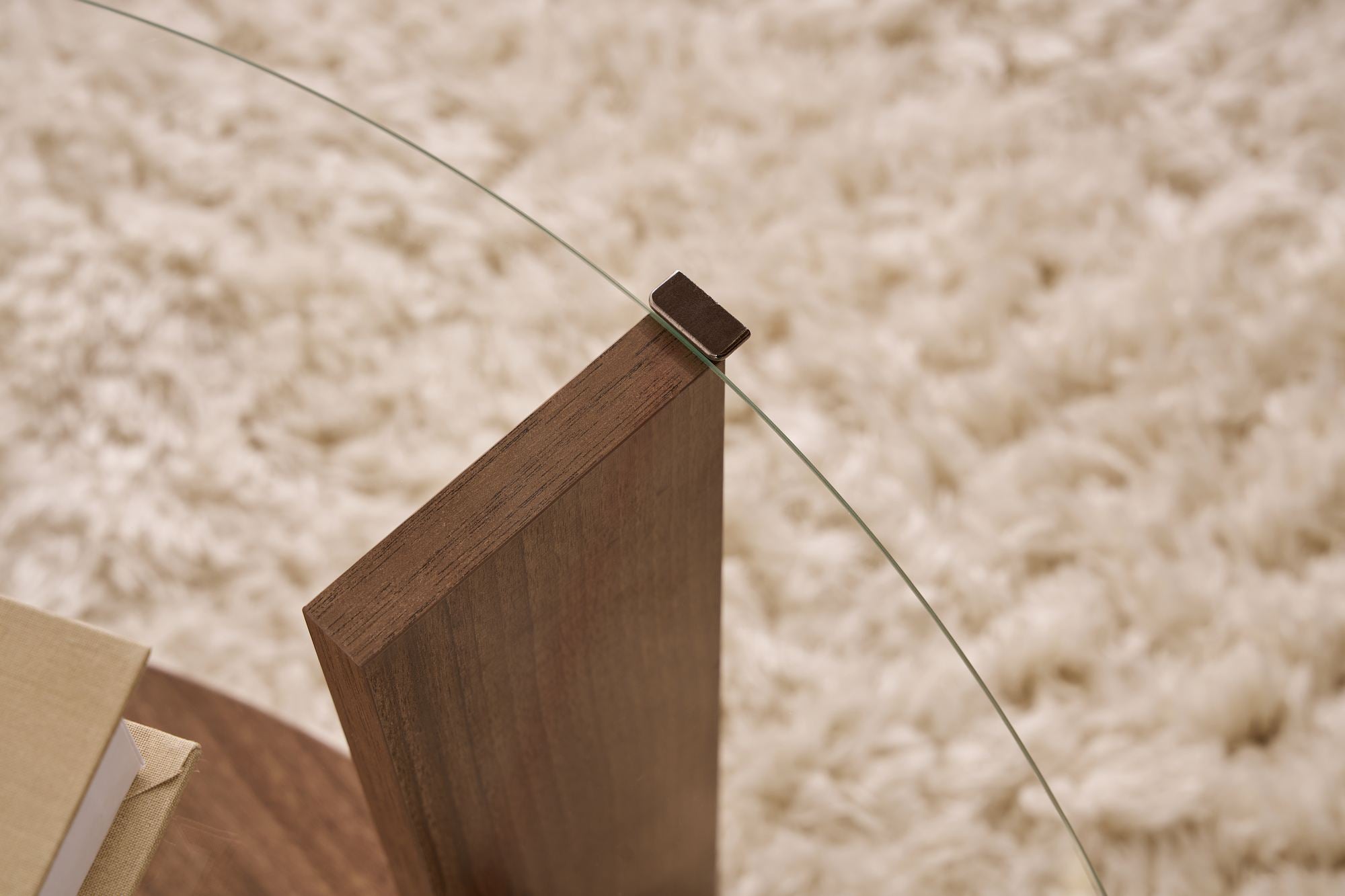 Couchtisch Davira - mit runder Glasplatte und Holzoptik