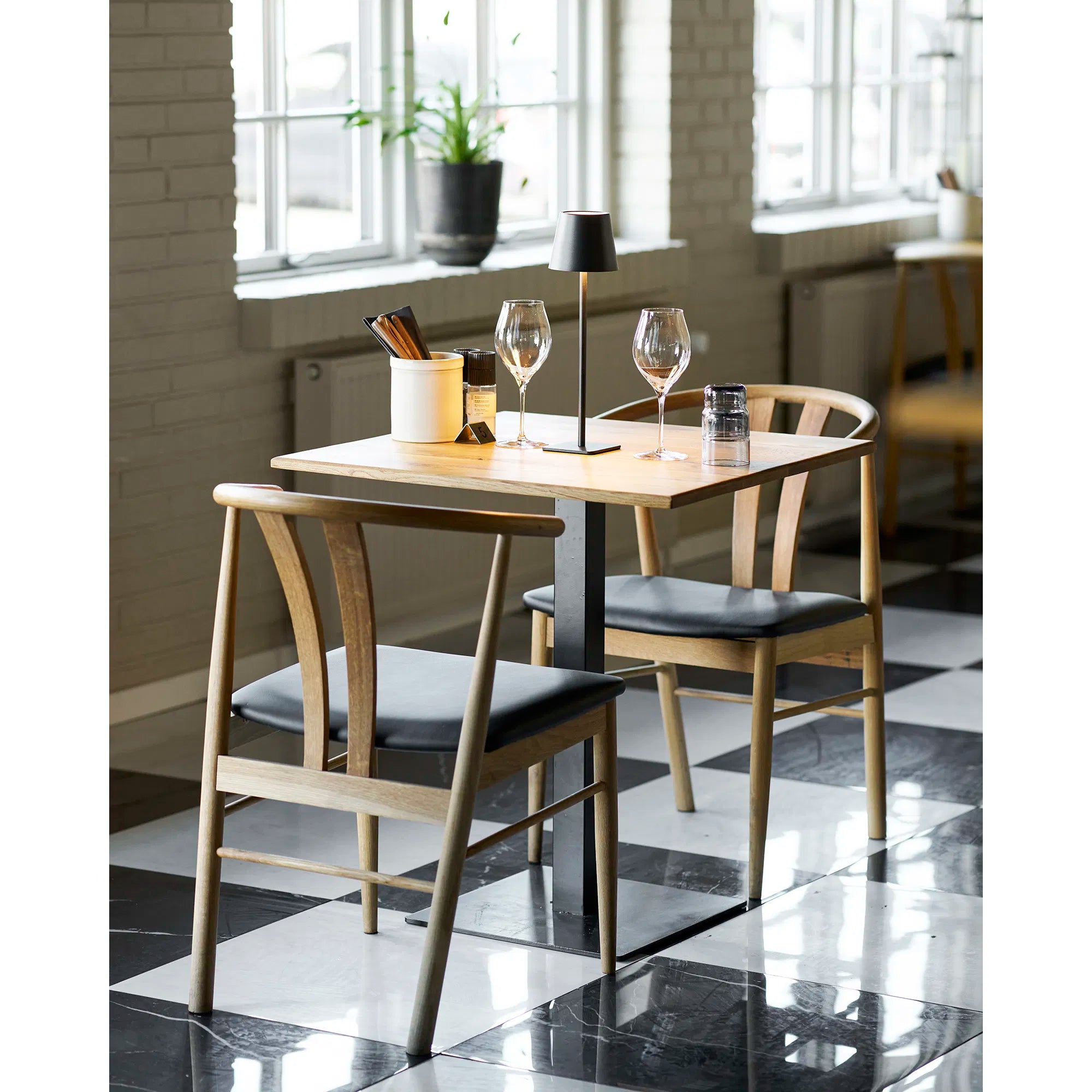 Tischlampe Varnien - stilvolle Akzentbeleuchtung im Innenbereich