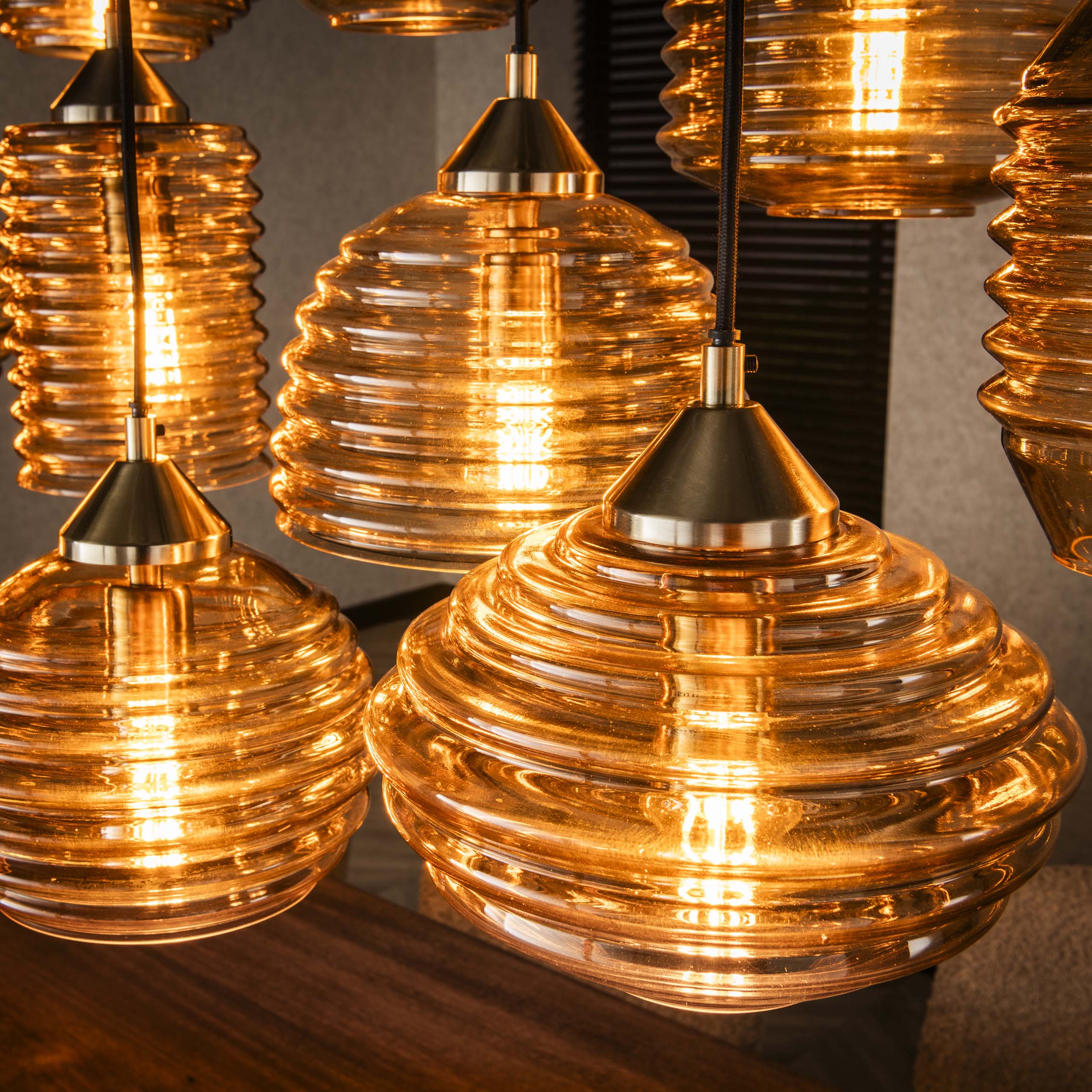 Pendelleuchte "Solaro" – mit 15 Leuchten im Rib-Glass Design und Bernsteinfarben