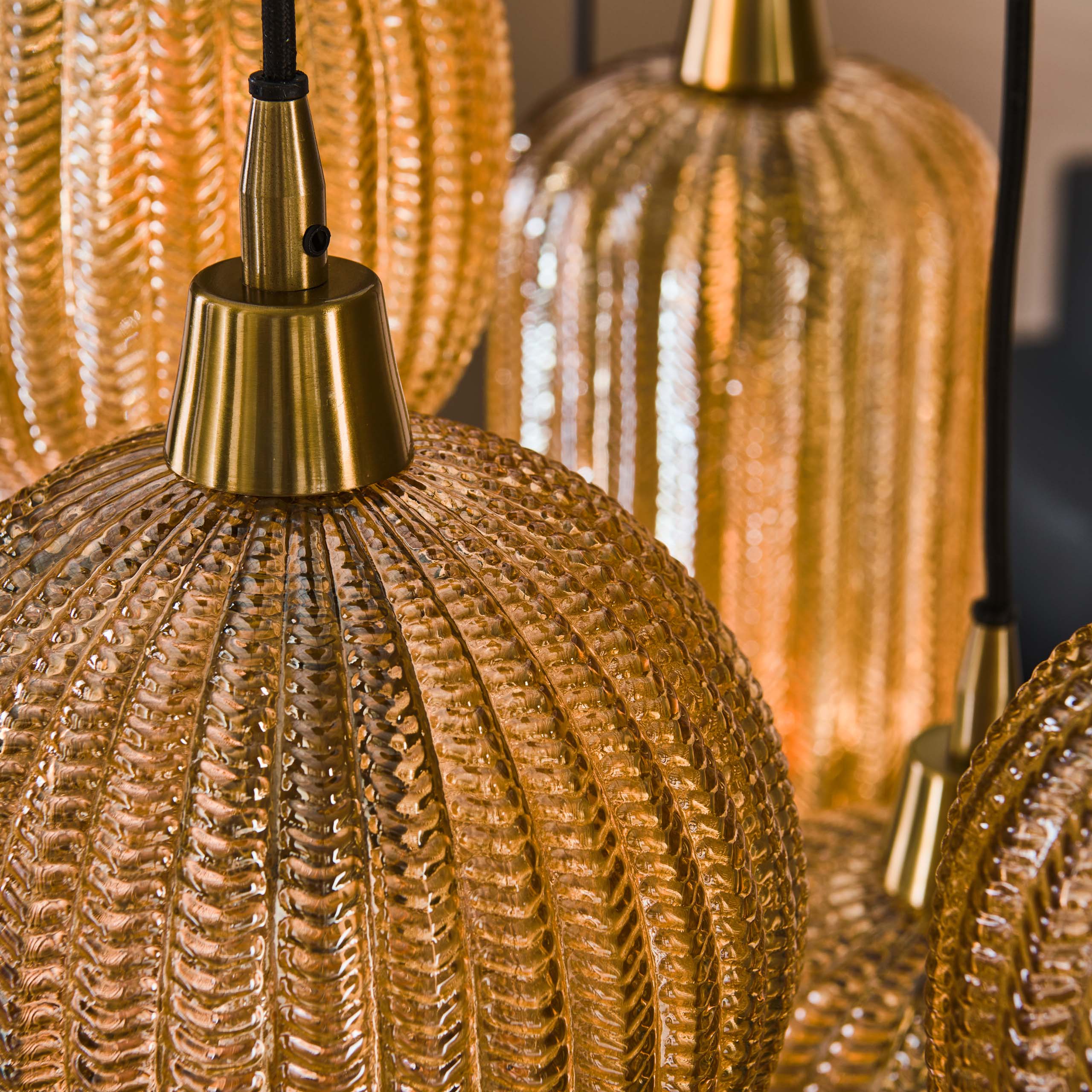 Pendelleuchte „Lumina“ – mit handgefertigten Lampenschirmen aus Glas