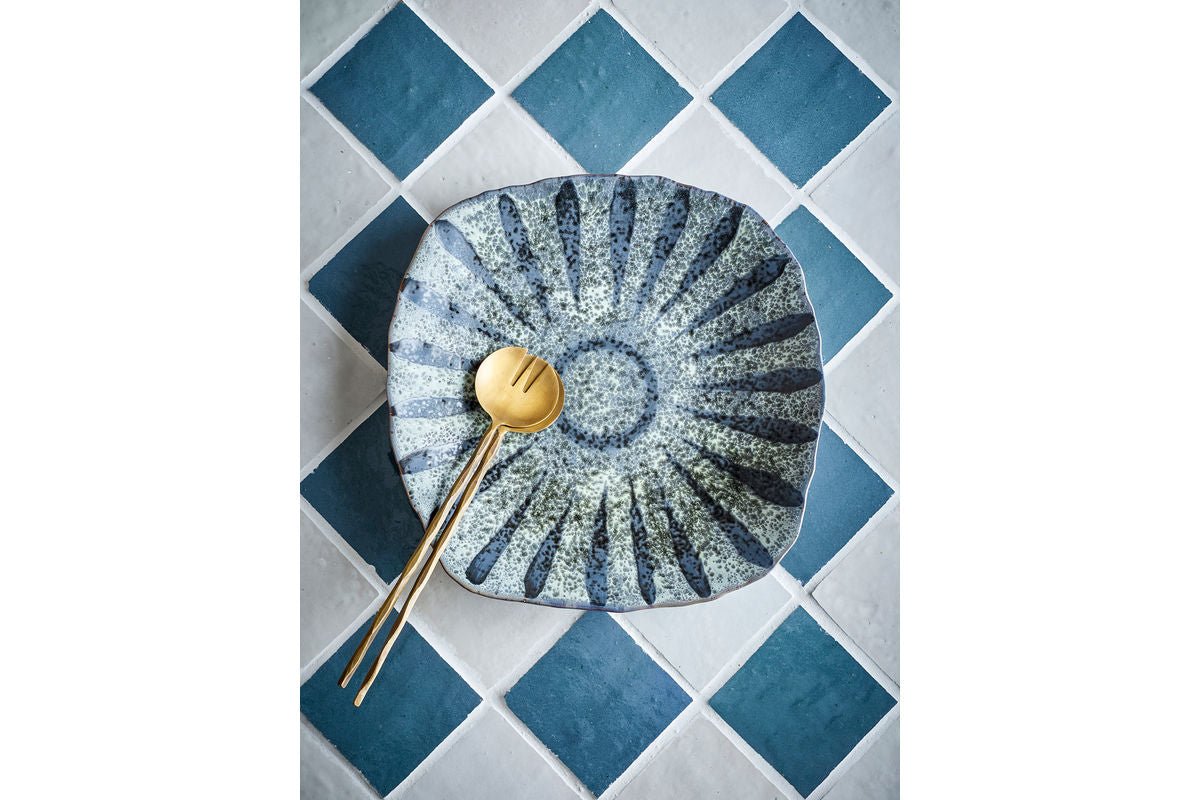 Servierplatte Ruby – handbemalte Steingutplatte in Grau mit Sonnenmotiv