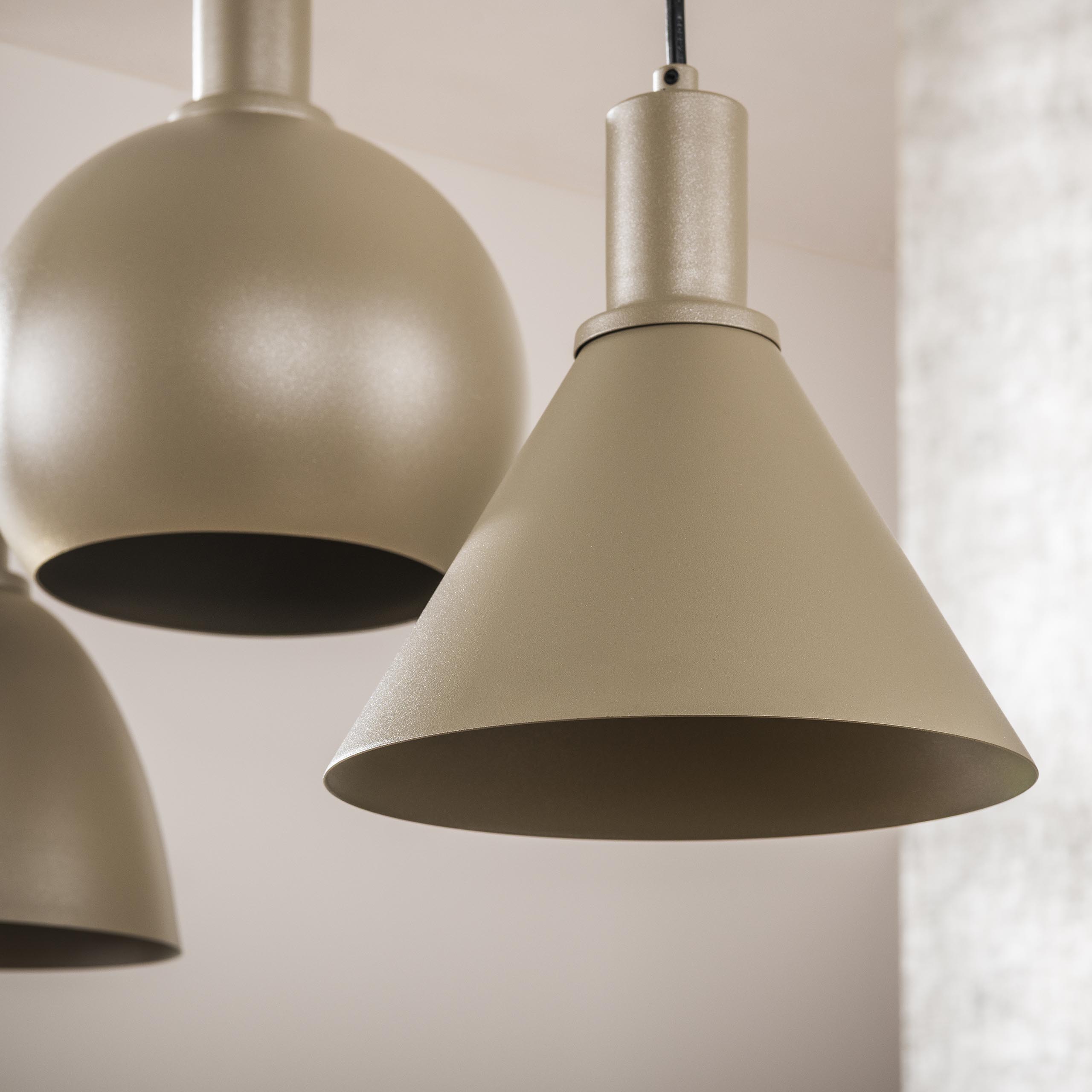 Pendelleuchte "Lumiselle“ – 5 Leuchten aus Metall in unterschiedlichen Formen in Beige oder Bronze