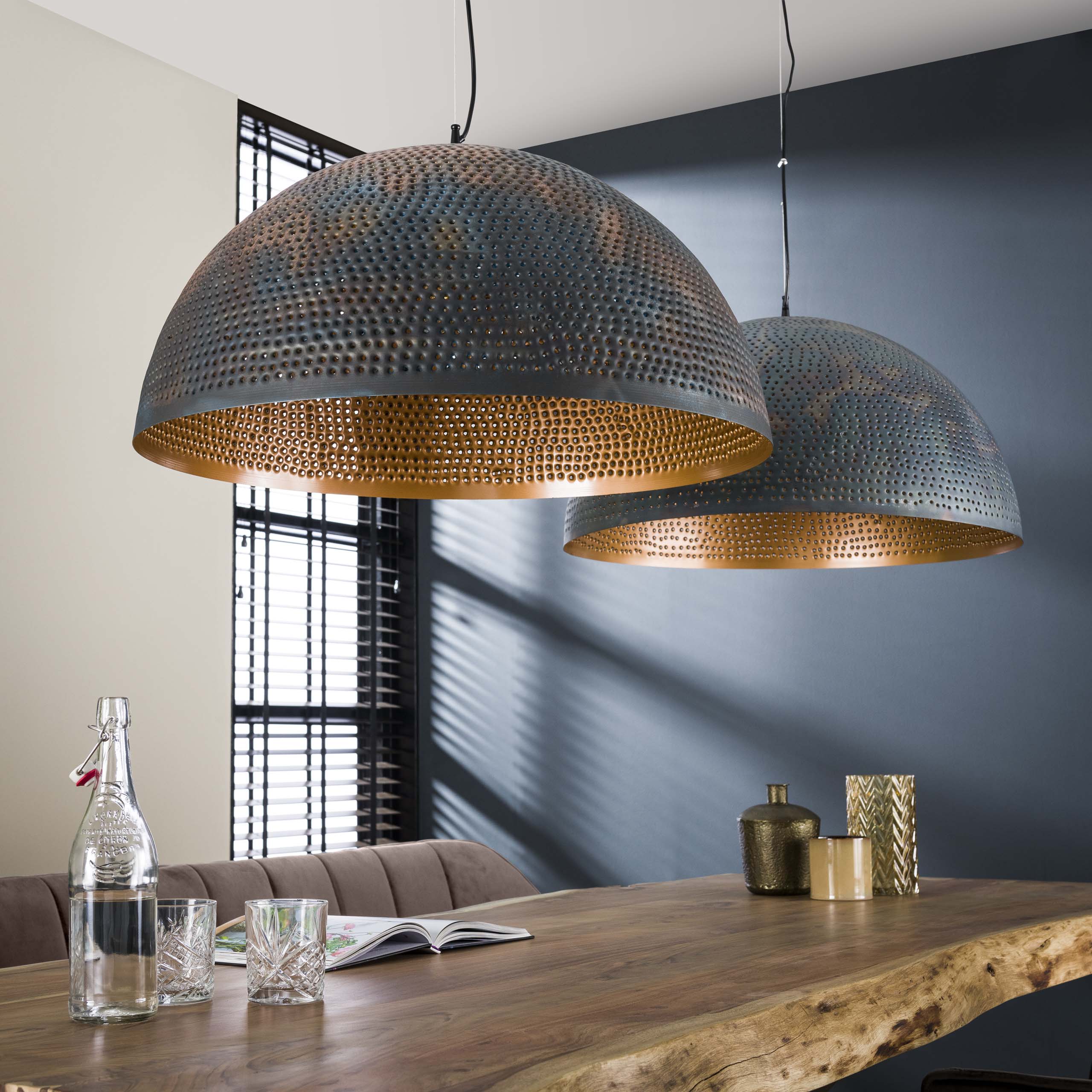 Pendelleuchte "Astryn“ – Großer, perforierter Lampenschirm aus Metall in Schwarz-Bronze