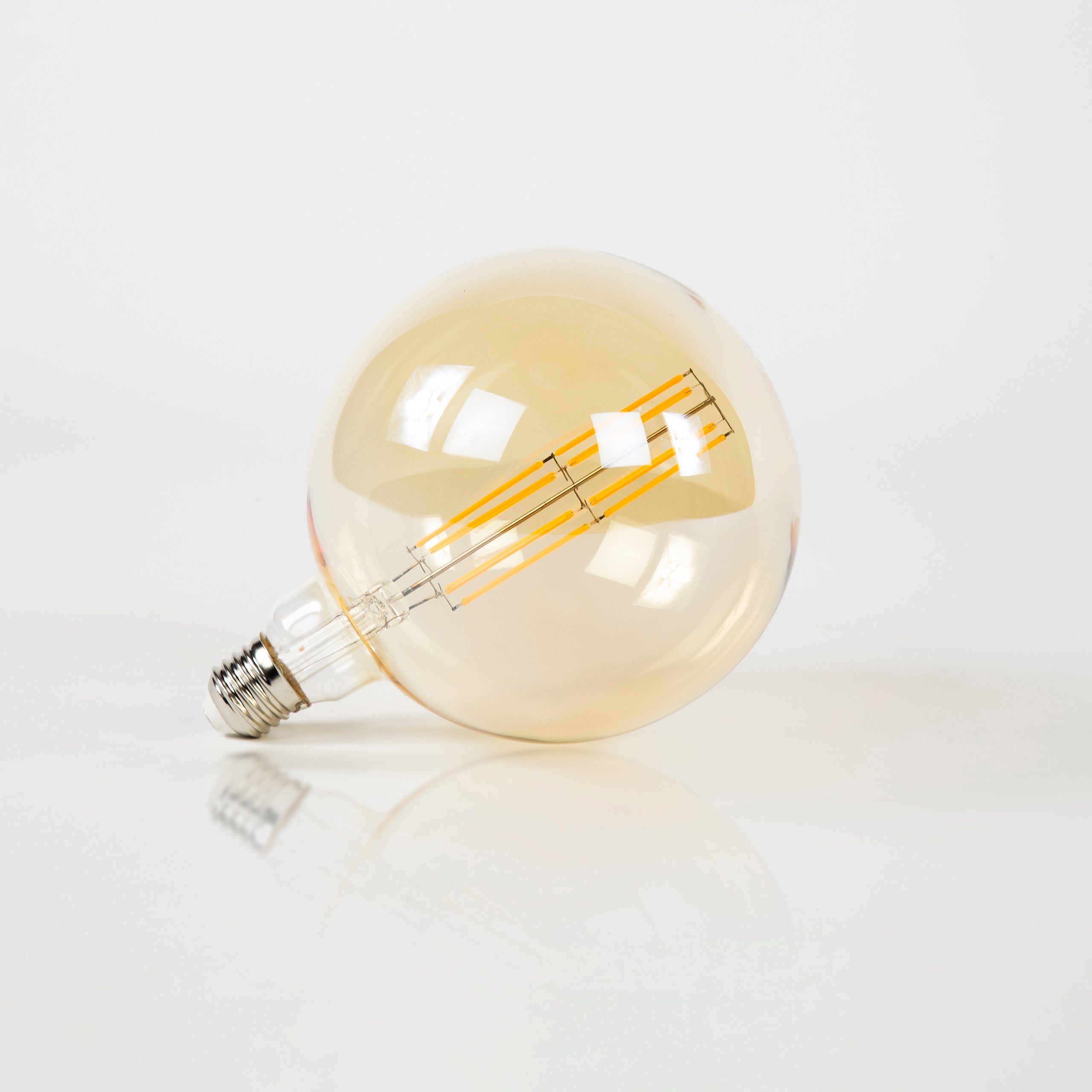 LED-Glühlampe Marty – G150-E27 mit amberfarbenem Glas