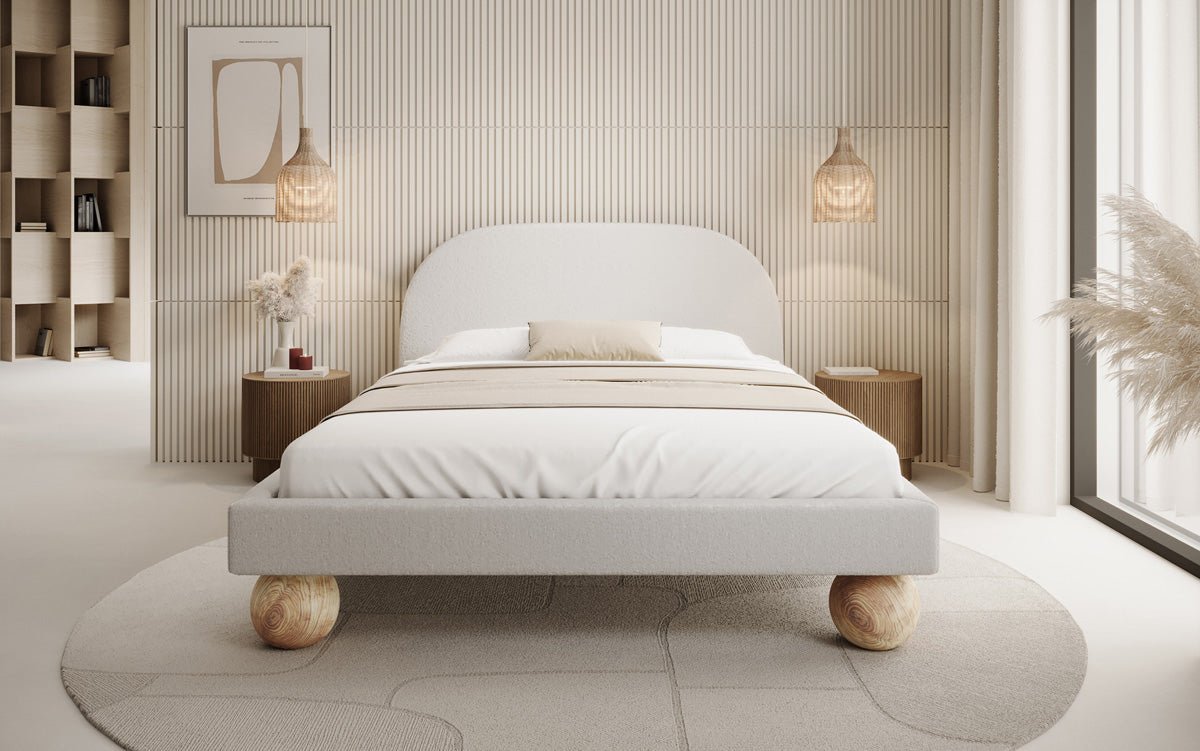 Designer Polsterbett Milo in Bouclé mit runden Holzfüßen