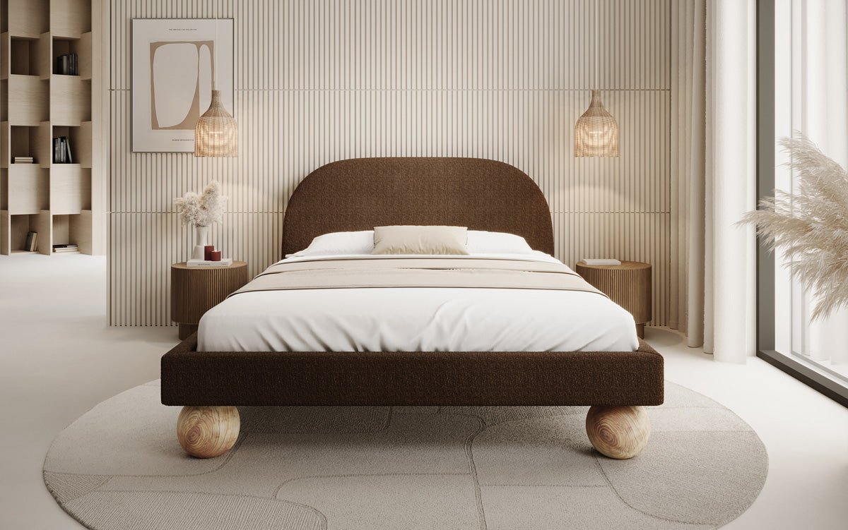 Designer Polsterbett Milo in Bouclé mit runden Holzfüßen