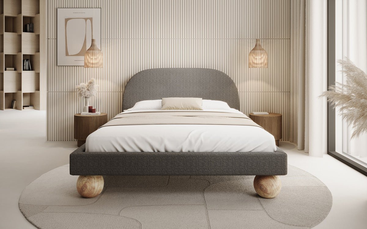 Designer Polsterbett Milo in Bouclé mit runden Holzfüßen
