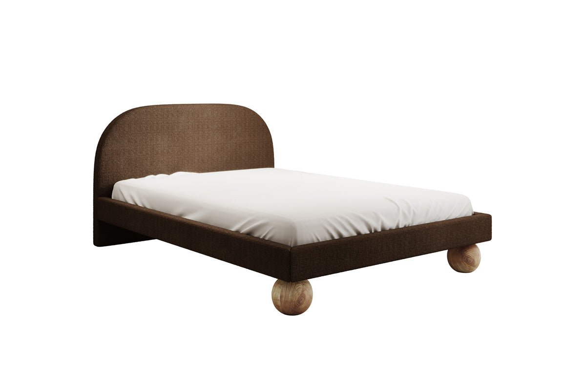 Designer Polsterbett Milo in Bouclé mit runden Holzfüßen