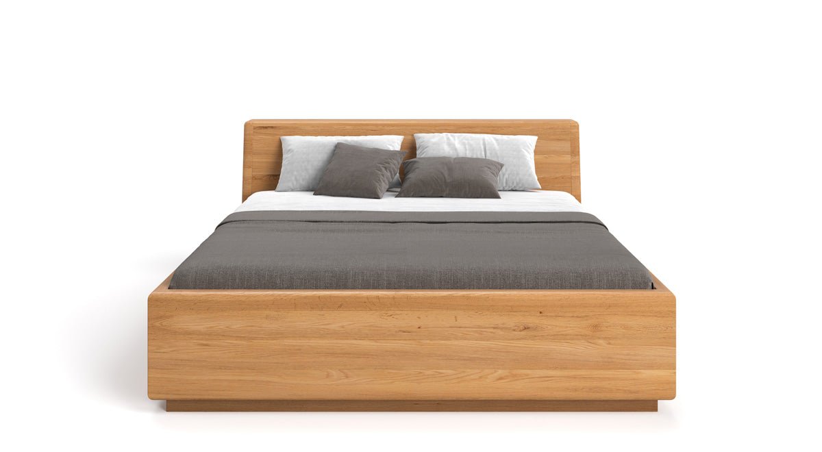 Designer Holzbett Calveno aus massiver Eiche mit Stauraum und geneigtem Headboard