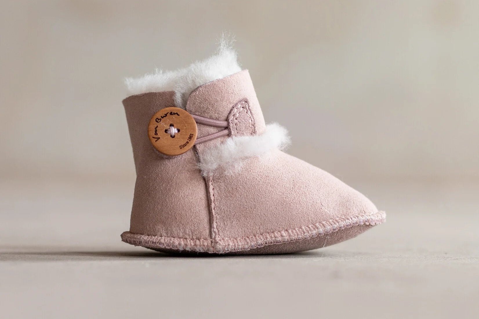 Lammfell Babyschlappen Noa – Echtes Lammfell in Sand, Grau, Rosa & Weiß