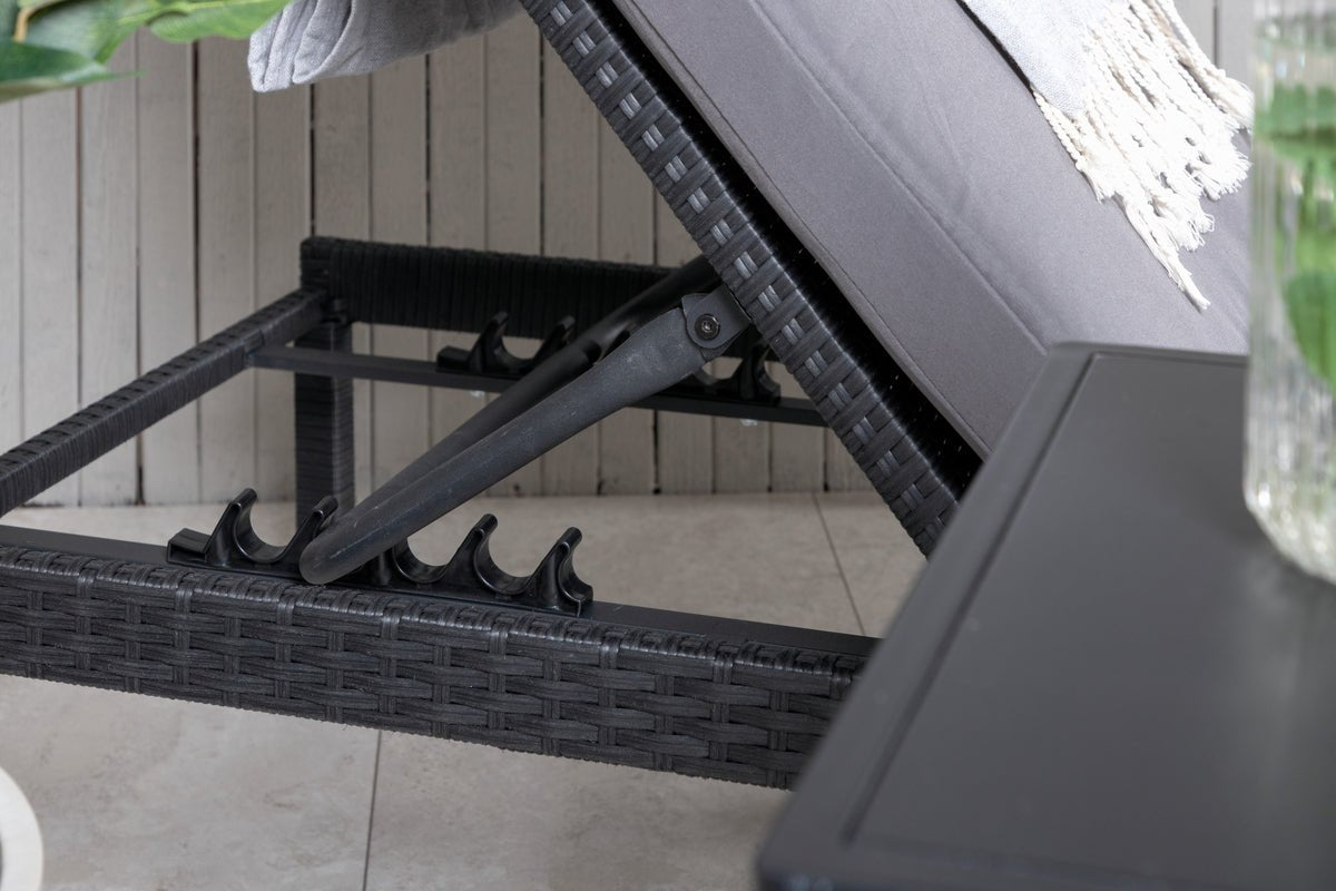 Chaise longue de jardin Balboa - rotin synthétique noir avec dossier réglable