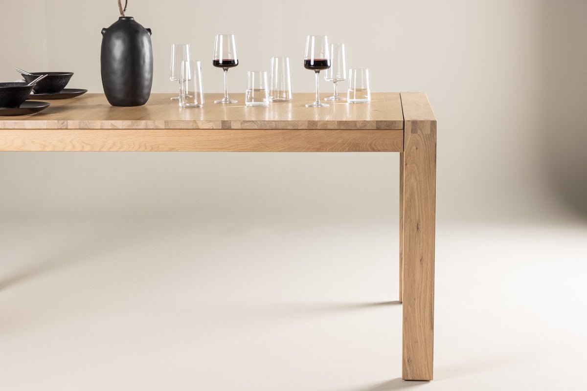 Table à manger Wainui - fabriquée en bois de chêne robuste