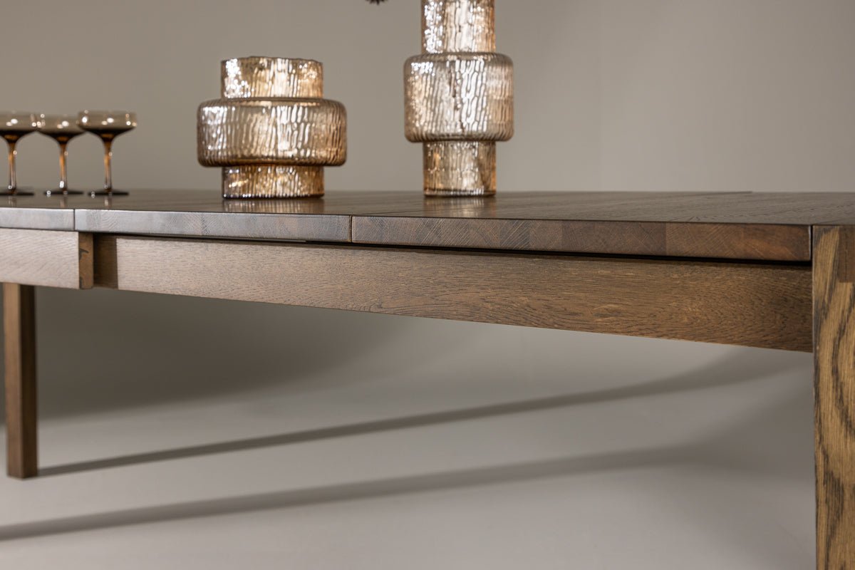 Table à manger Wainui - fabriquée en bois de chêne robuste