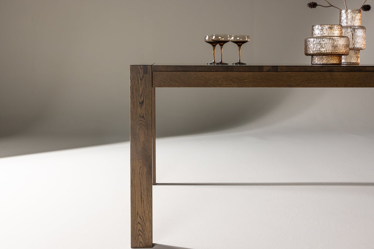 Table à manger Wainui - fabriquée en bois de chêne robuste