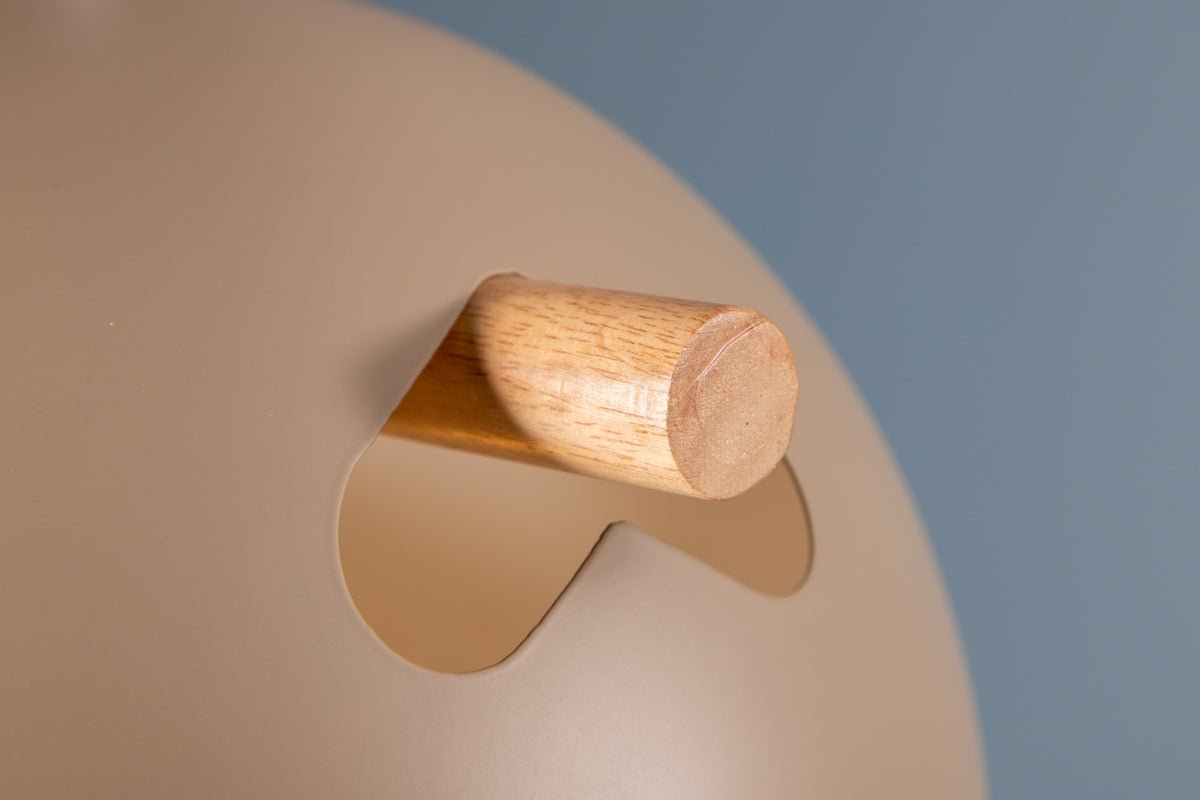 Suspension « Serengeti » – Ton beige chaud avec détails en noyer