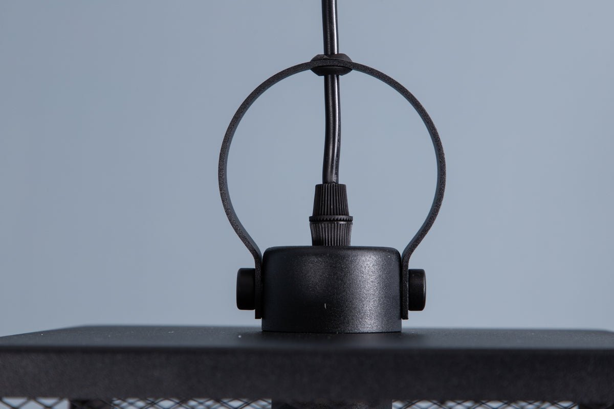 Suspension « Mburu » – Élégante et stylée avec motif en treillis sur 2 côtés