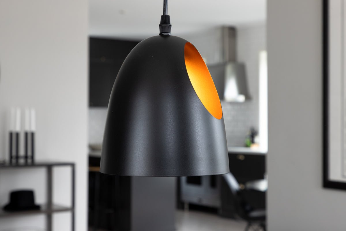 Suspension « Black Beauty » – Avec un design intérieur élégant couleur cuivre