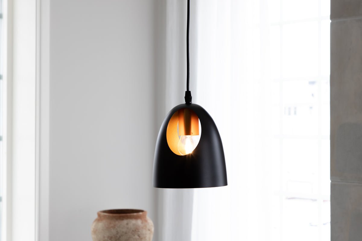 Suspension « Black Beauty » – Avec un design intérieur élégant couleur cuivre