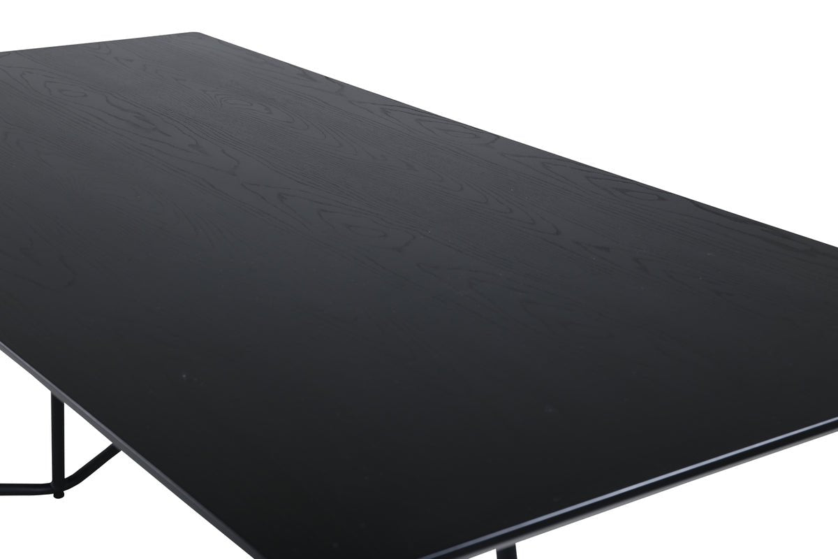 Table à manger Tanoa - un design inspiré scandinave avec des pieds légèrement évasés