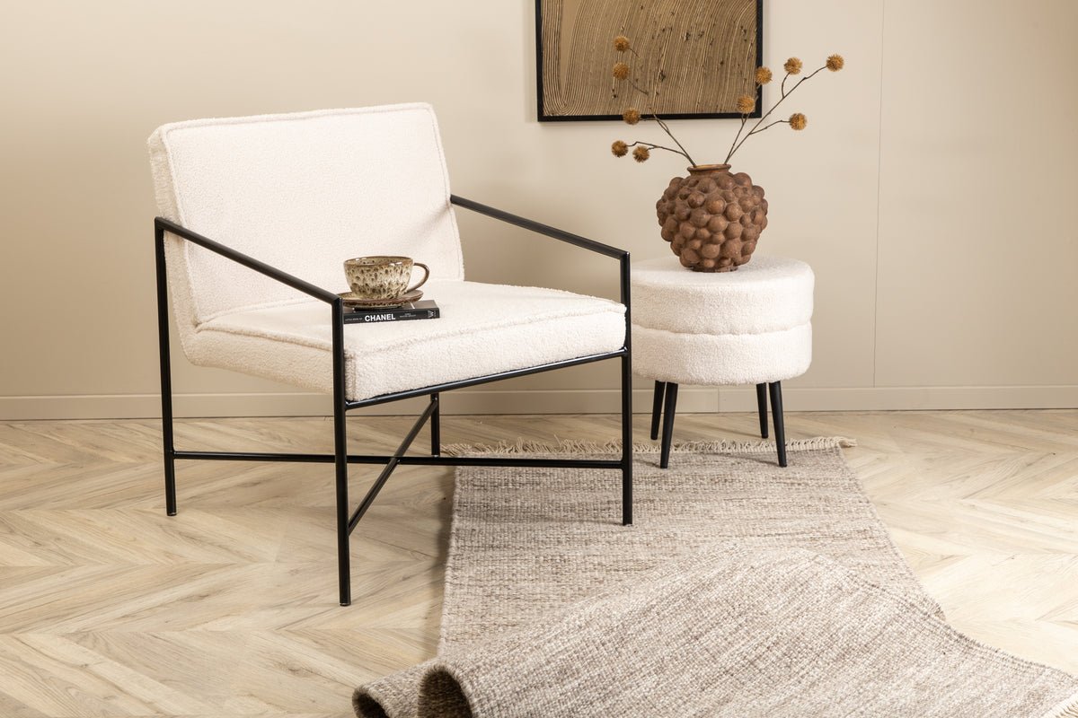 Fauteuil design Lundra – Chaise rembourrée en blanc cassé avec structure métallique noire