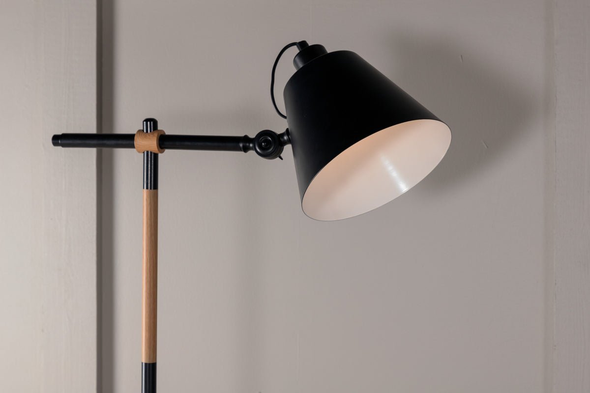 Stehlampe „California“ –  markantes, modernes Design in Schwarz