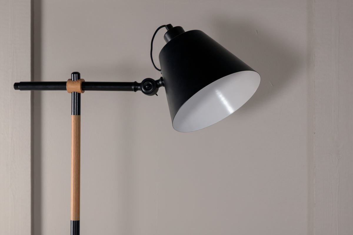 Lampadaire « Grimming » – clarté noire calme avec détails en bois