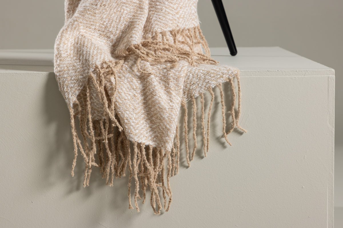 Couverture de jour Velora Beige – 170×130 cm avec franges et tissage structuré