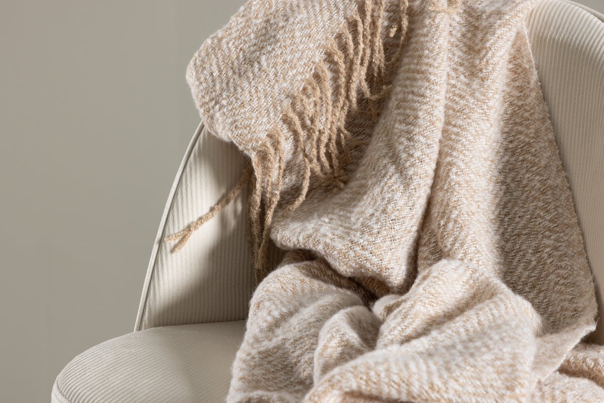 Couverture de jour Velora Beige – 170×130 cm avec franges et tissage structuré