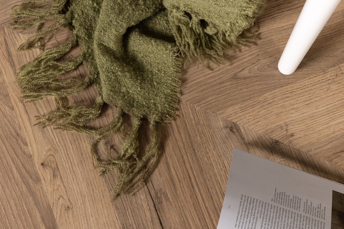 Couverture de jour Stanley vert mousse – 170×130 cm avec texture et franges