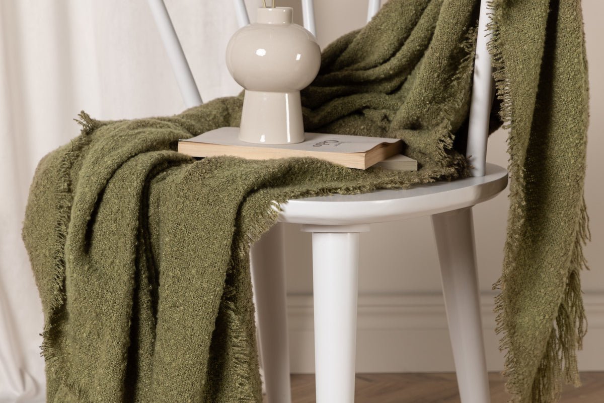 Couverture de jour Stanley vert mousse – 170×130 cm avec texture et franges