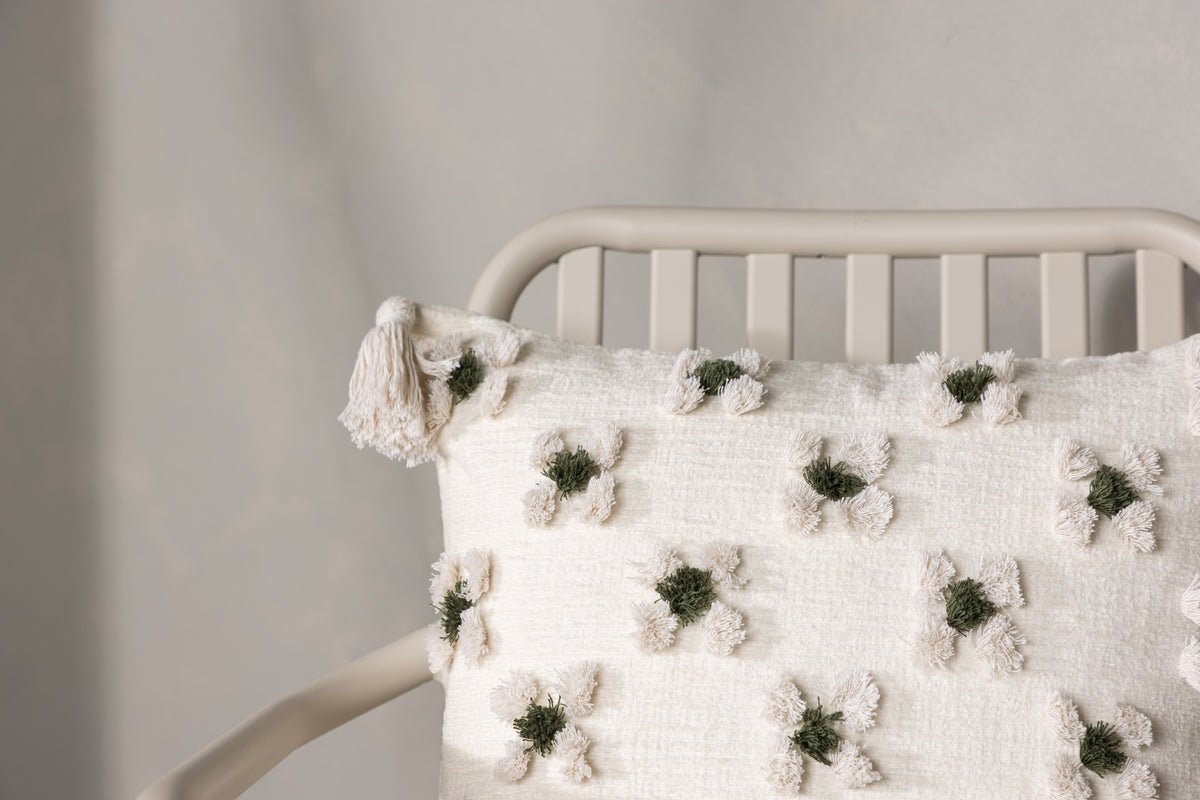 Kissenbezug Flower - weiß mit grünen Punkten in zwei verschiedenen Größen