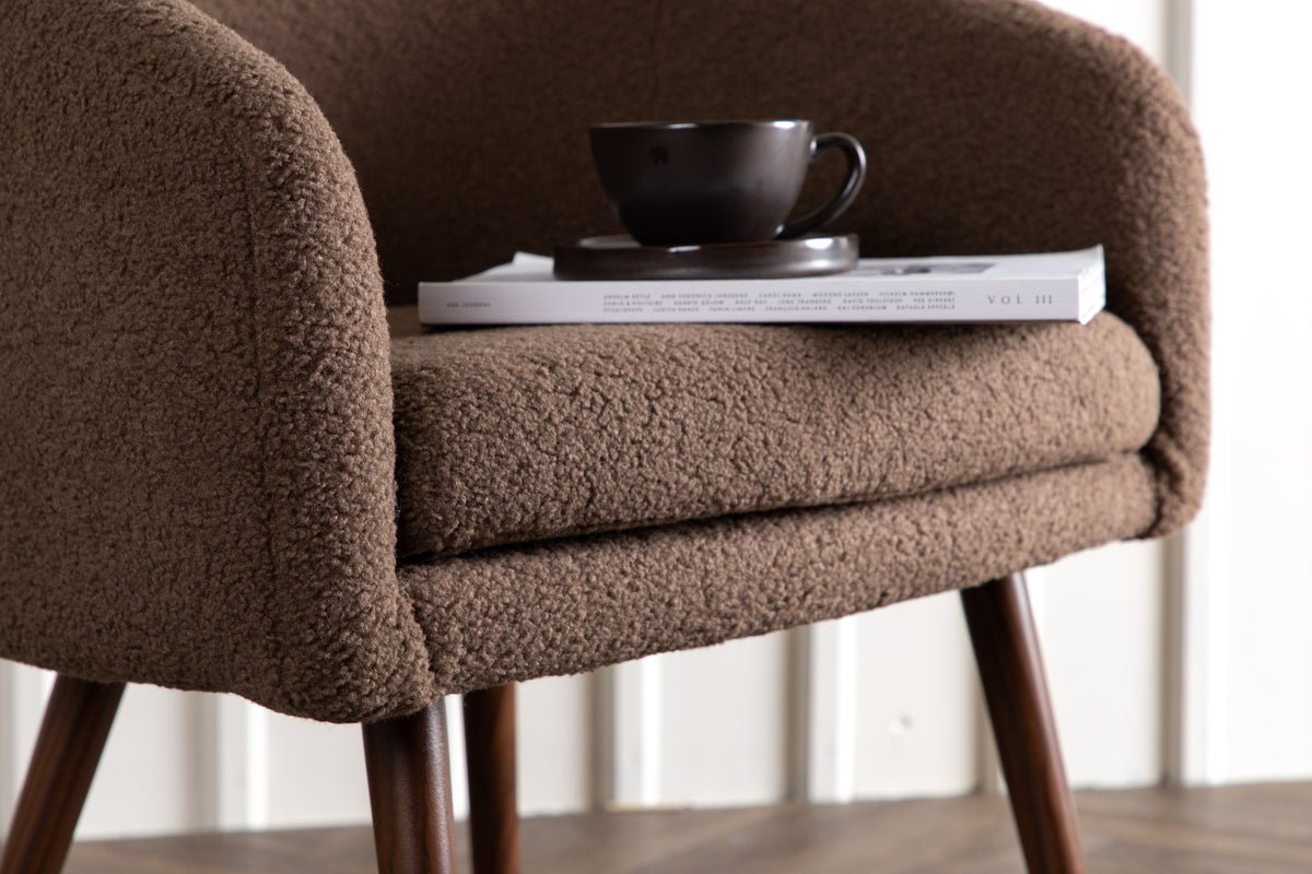 Sessel Theo - mit braunem Teddy-Bezug und Stahlbeinen