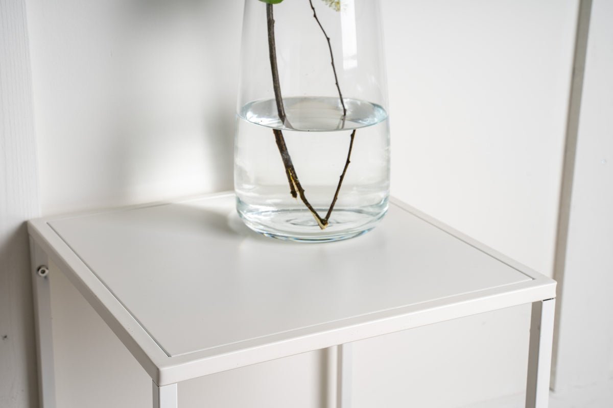 Beistelltisch Konsti – in zwei Größen in Weiß & Schwarz