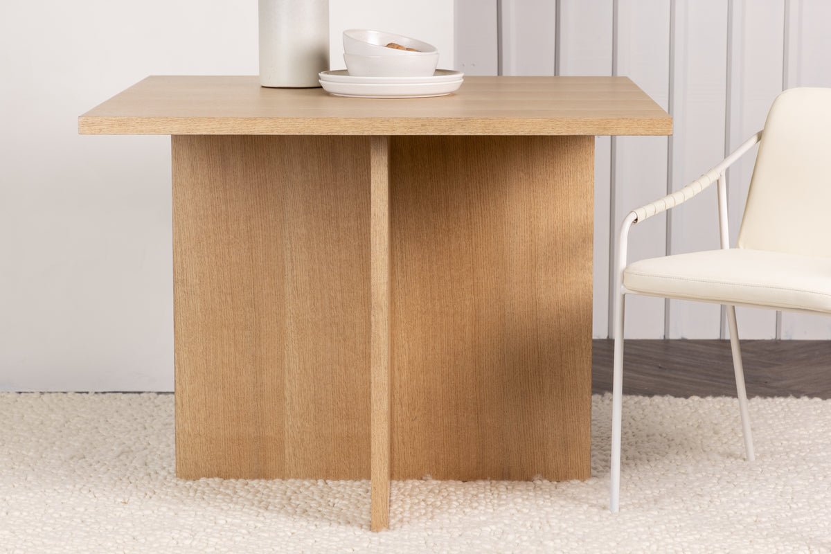 Table à manger Evania - allie charme classique et design moderne