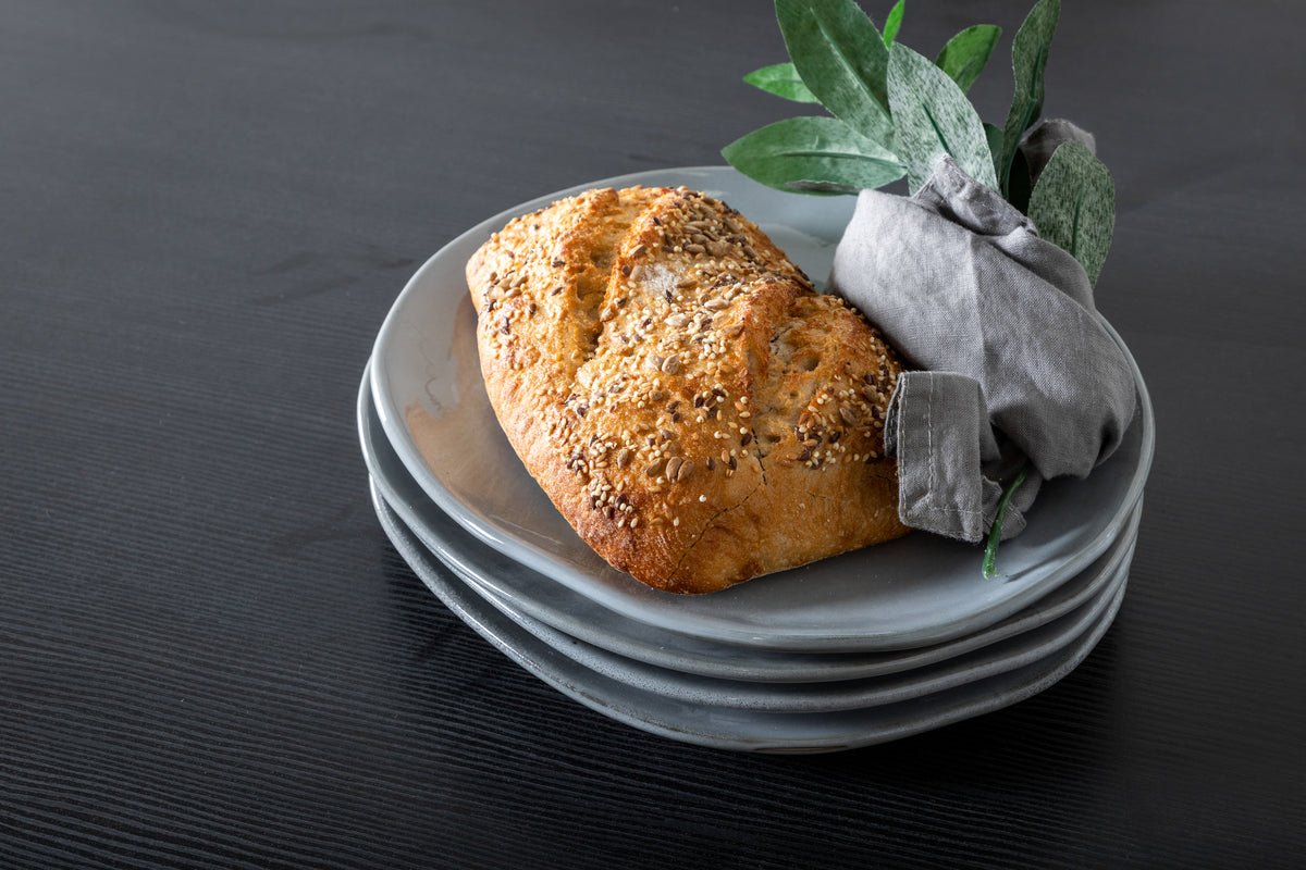 Table à manger Waka - les pieds en métal décoratifs apportent une touche élégante