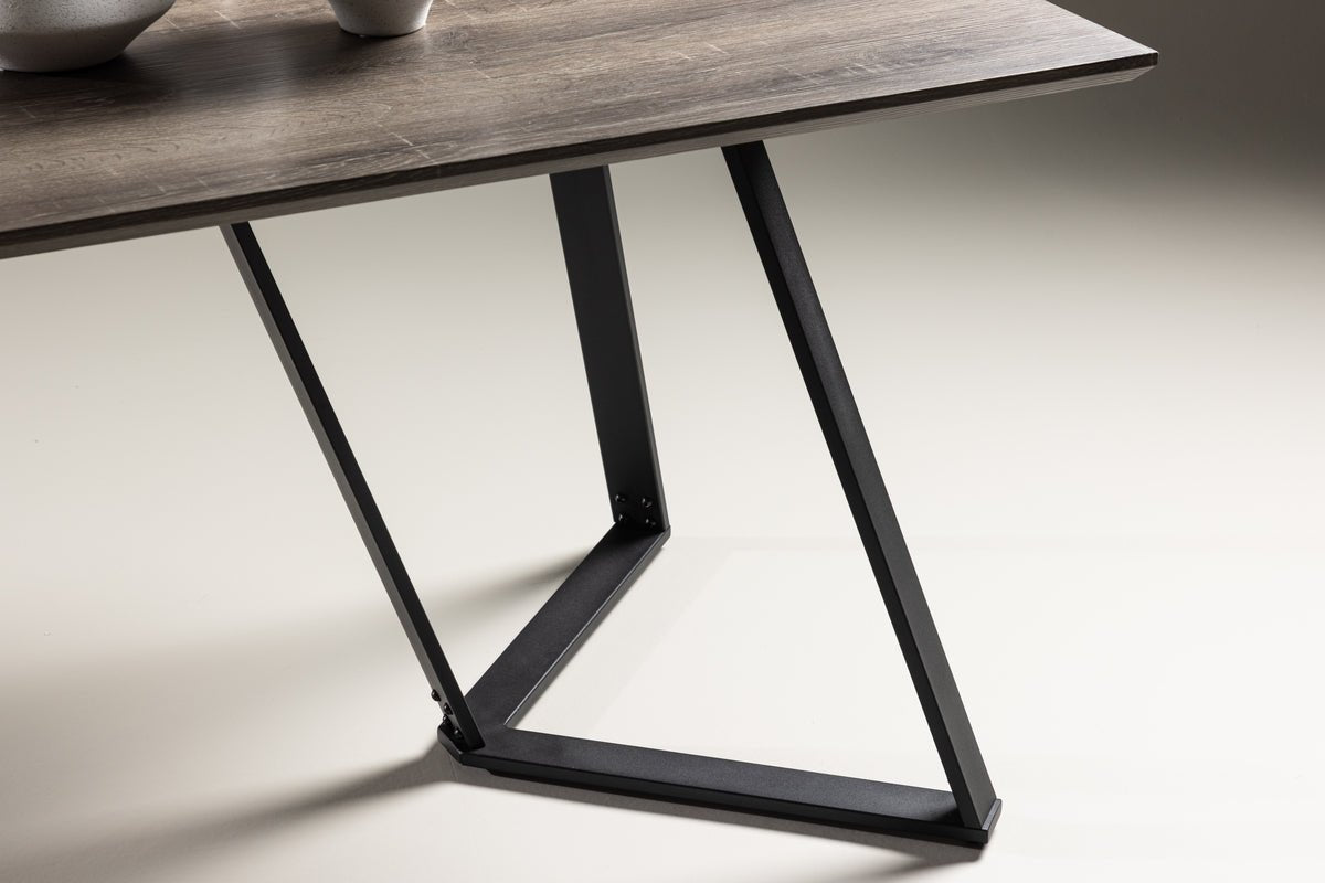 Table à manger Waka - les pieds en métal décoratifs apportent une touche élégante