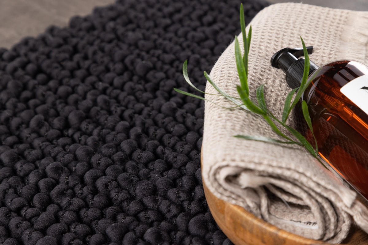 Tapis de bain Lembongan - en Blanc clair ou Noir