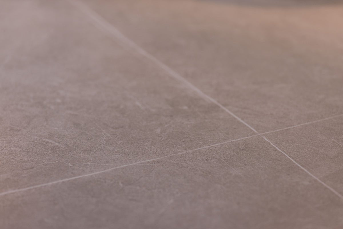 Table à manger Tahiri – une table à manger ronde au caractère luxueux et à l'élégance naturelle